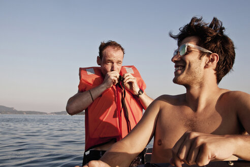 Mann auf Segelboot mit Schwimmweste, Capo Testa, Gallura, Sardinien, Italien - CUF22932