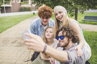 Freunde machen Selfie im Park - CUF22991