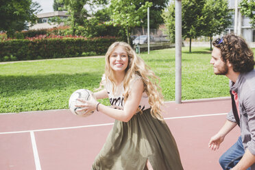 Pärchen spielt Basketball - CUF22996