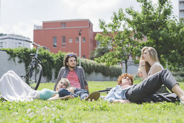 Paare entspannen im Park - CUF22997