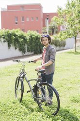 Mann mit Fahrrad im Park - CUF22999