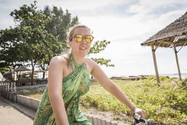 Frau beim Radfahren nahe der Küste, Gili Trawangan, Lombok, Indonesien - CUF23001