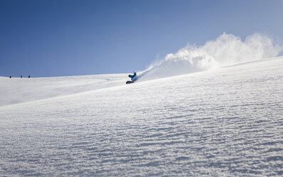 Männlicher Snowboarder beim Snowboarden auf dem Berg, Trient, Schweizer Alpen, Schweiz - CUF23032