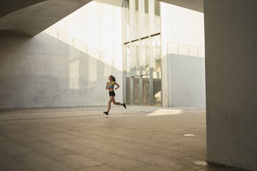 Frau beim Joggen im Stadtgebiet - CUF23043