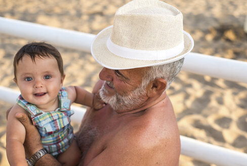 Großvater hält lächelnden kleinen Jungen - CUF23052