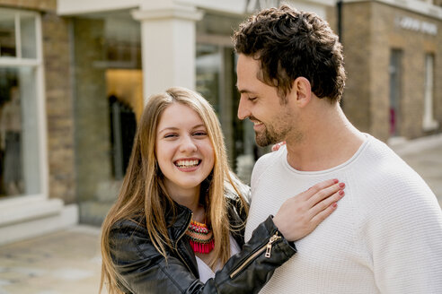 Porträt eines glücklichen jungen Paares in der Kings Road, London, UK - CUF23071