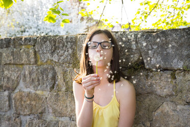 Porträt eines Mädchens, das eine Pusteblume bläst - LVF07031