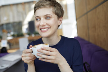 Porträt einer blonden Geschäftsfrau beim Kaffeetrinken - PNEF00709