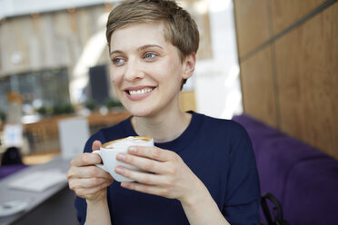 Portrait of blond businesswoman drinking coffee - PNEF00709