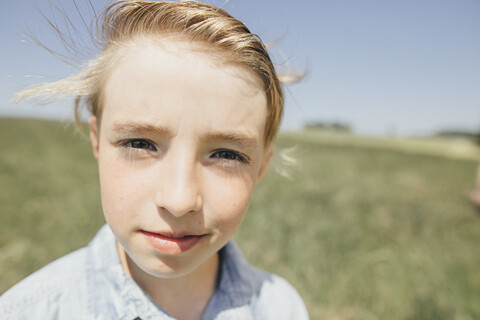 Porträt eines selbstbewussten Jungen im Freien, lizenzfreies Stockfoto