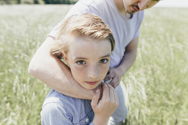 Porträt eines Jungen und eines jungen Mannes in einem Feld - KMKF00302