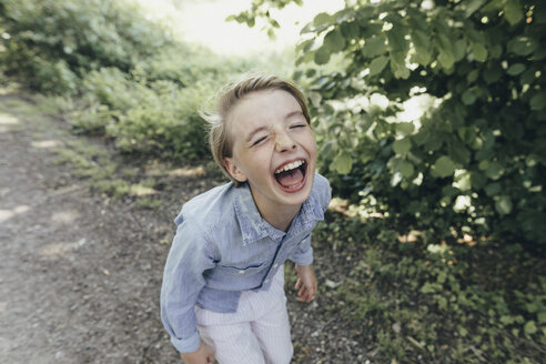 Lachender Junge auf Waldweg - KMKF00327
