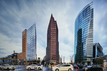 Stadtbild mit Verkehr und Wolkenkratzern, Berlin, Deutschland - CUF23089