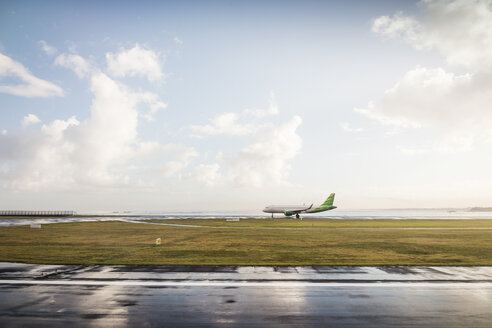 Flugzeug auf der Rollbahn, Flughafen Denpasar, Bali - CUF23091