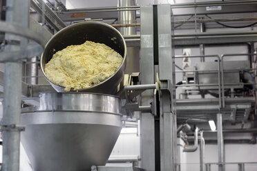 Maschinen in einer Fabrik zur Herstellung von Bio-Tofu - CUF23098