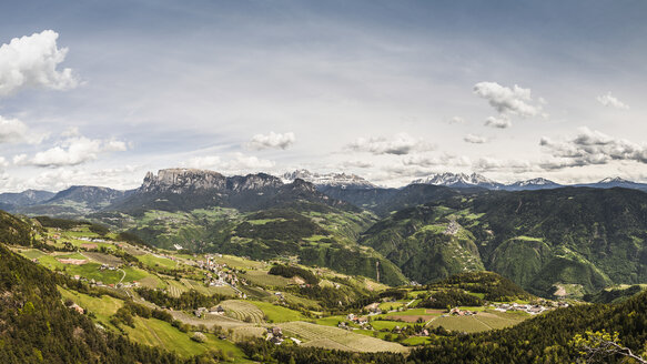Bauernhöfe in ländlicher Landschaft in den Bergen, Bozen, Südtirol, Italien - CUF23104