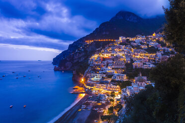 Beleuchtete Klippengebäude bei Nacht, Positano, Amalfiküste, Italien - CUF23113