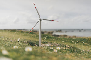 Frankreich, Bretagne, Meneham, Miniatur-Windkraftanlage an der Küste - GUSF00945