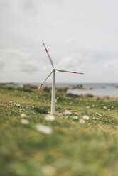 Frankreich, Bretagne, Meneham, Miniatur-Windkraftanlage an der Küste - GUSF00970