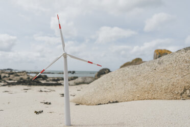 Frankreich, Bretagne, Meneham, Miniatur-Windkraftanlage am Strand - GUSF00972
