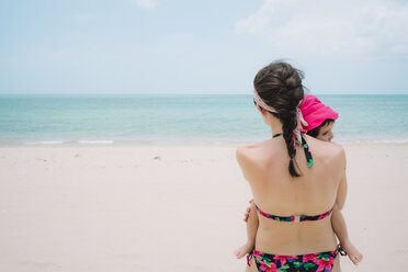 Thailand, Koh Lanta, Rückenansicht von Frau und kleiner Tochter am Strand - GEMF02050