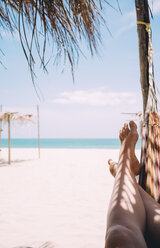 Thailand, Koh Lanta, Beine einer Frau in Hängematte am Strand liegend - GEMF02052