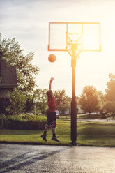 Junge schießt einen Basketball-Hakenwurf - ISF08809