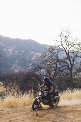 Mann fährt Motorrad, Sequoia National Park, Kalifornien, USA - ISF08821