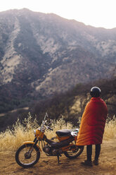 Mann neben Motorrad stehend, in Decke eingewickelt, mit Blick auf die Aussicht, Rückansicht, Sequoia National Park, Kalifornien, USA - ISF08823