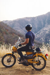 Mann auf Motorrad sitzend, Blick auf Aussicht, Rückansicht, Sequoia National Park, Kalifornien, USA - ISF08824