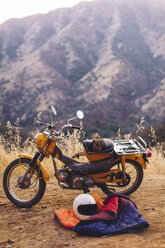Motorrad mit Schlafsack daneben, Sequoia National Park, Kalifornien, USA - ISF08826