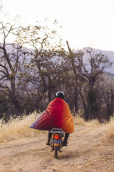 Mann fährt Motorrad, in Decke eingewickelt, Rückansicht, Sequoia National Park, Kalifornien, USA - ISF08827