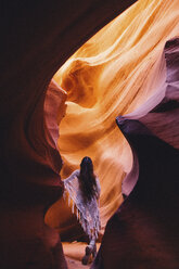 Frau, die in einer Höhle in das Sonnenlicht blickt, Antelope Canyon, Page, Arizona, USA - ISF08842
