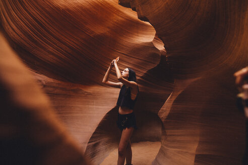 Frau beim Fotografieren in einer Höhle, Antelope Canyon, Page, Arizona, USA - ISF08843