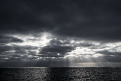 Sonnenstrahlen durch Wolken über dem Meer, Insel Guadalupe, Mexiko - ISF08858