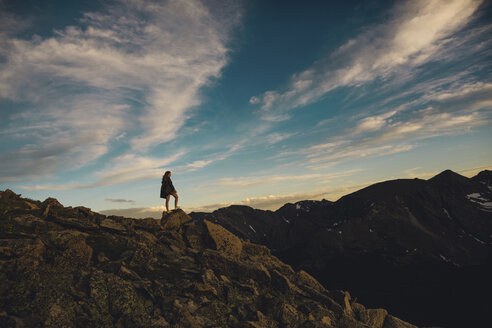Frau auf Felsvorsprung mit Blick auf die Aussicht, Rocky Mountain National Park, Colorado, USA - ISF08863