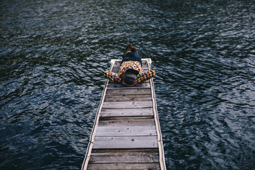 Junger Mann liegt auf dem Pier am Shaver Lake, Kalifornien, USA - ISF08869