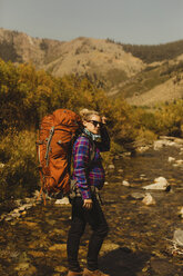 Porträt einer schwangeren Frau mit Rucksack, Mineral King, Sequoia National Park, Kalifornien, USA - ISF08875