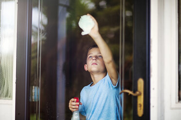 Junge greift nach der Glastür, um sie zu reinigen - ISF08881