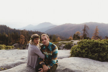 Paar sitzt auf Felsen in den Bergen, Sequoia-Nationalpark, Kalifornien, USA - ISF08885