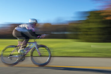 Unscharfe Bewegung Seitenansicht eines Radfahrers - ISF08911