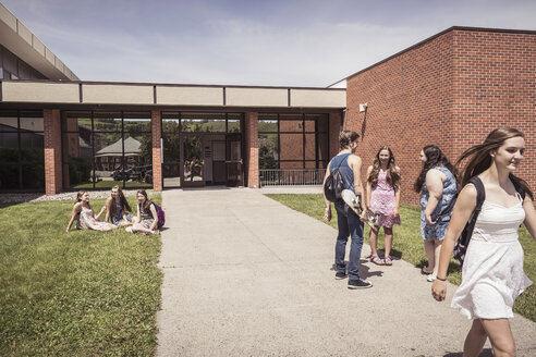 Jugendliche Gymnasiasten unterhalten sich vor der Schule - ISF08969