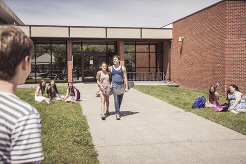 Paar im Teenageralter verlässt die Schule - ISF08970