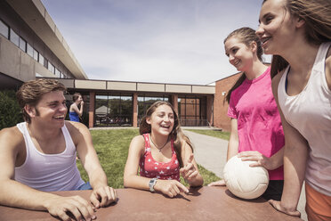 Jugendliche Gymnasiasten unterhalten sich außerhalb der Schule über ihre Volleyballmannschaft - ISF08972
