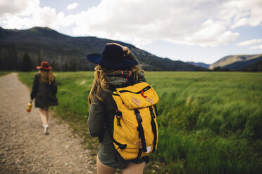 Rückansicht von Frauen beim Wandern auf einem Feldweg, Rocky Mountain National Park, Colorado, USA - ISF08987