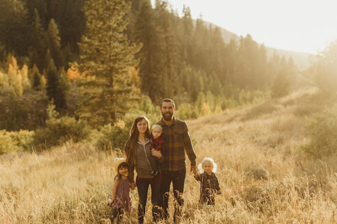 Porträt einer Familie in ländlicher Umgebung, Mineral King, Sequoia National Park, Kalifornien, USA - ISF08993