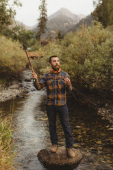 Mann beim Angeln im Bach, Mineral King, Sequoia National Park, Kalifornien, USA - ISF08996