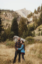 Porträt eines jungen Paares in ländlicher Umgebung, Mineral King, Sequoia National Park, Kalifornien, USA - ISF08999