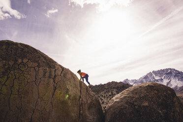 Frau beim Klettern am Fels, Buttermilk Boulders, Bishop, Kalifornien, USA - ISF09004