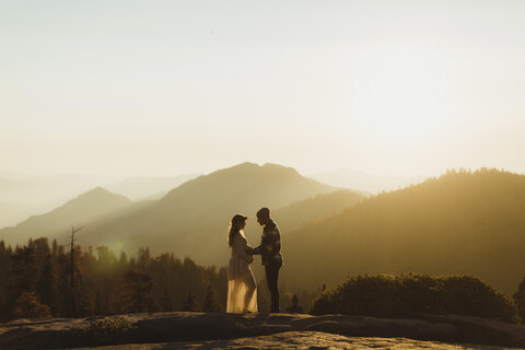 Schwangeres Paar in den Bergen, Sequoia-Nationalpark, Kalifornien, USA, lizenzfreies Stockfoto